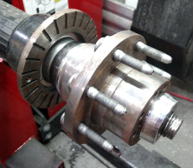 Using Using a wheel hub to mount the wheel and tire to the Road Force Touch